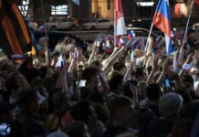 Митинг возле посольства США в Москве. Люди собрались поддержать z-певца Шамана, YouTube канал которого заблокировали