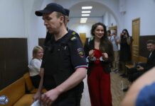 Антонину Фаворскую доставили в Басманный суд. Журналистка SOTAvision попривествовала людей, ожидавших ее в корридоре перед залом суда