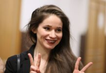 Наша журналистка Антонина Фаворская в суде по продлению меры пресечения. Сегодня Басманный суд Москвы оставил Тоню в СИЗО до 3 ноября по делу об участии в «экстремистском» ФБК