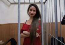 Журналистка Антонина Фаворская, ее защитница и группа поддержки в суде. Сегодня Басманный суд Москвы оставил нашу корреспондентку в СИЗО до 3 ноября по делу об участии в «экстремистском» ФБК