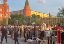 Толпа фанатов в ожидании Канье Уеста собралась в центре Москвы