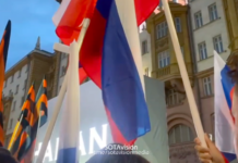 «Гойда! Гойда!» — сторонники певца Шамана кричат провоенные лозунги перед зданием посольства США