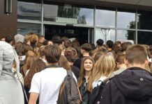 В Калининграде школьники пытались взять штурмом вход в университет, в котором проходила встреча с Екатериной Мизулиной