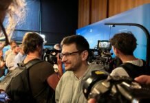 «Когда летели с сотрудниками ФСБ обратился к нам с Владимиром «вы конечно там не увлекайтесь, ведь Красиков может за вами вернуться». Это конечно шутка была, неприятная. При этом не должно быть никаких сомнений и иллюзий, что мы все равно будем стараться, чтобы Путин ушел от власти», — Илья Яшин вновь рассказал об угрозах силовиков при отлете из России