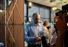 «В отношении вчерашних событий — называют это обменом заключенных. А это не обмен политзаключенных. Это спасение человеческих жизней», — Владимир Кара-Мурза