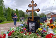 Могила Алексея Навального. Пять месяцев со дня похорон