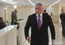 Сенатора Дмитрия Савельева задержали по делу об убийстве на выходе с заседания, пишут госагентства