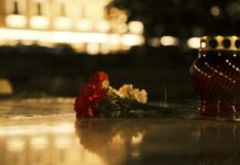 В Москве люди возложили цветы к Соловецкому камню в память жертв Большого террора