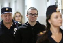 Алан Качмазов, Олег Селиверов и его мама — перед вчерашним заседанием