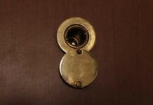 Петербуржец выстрелил в соседку через дверной глазок. Он подумал, что она родом с Украины