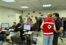 «Очереди только растут». Как раздают гуманитарную помощь беженцам из Курской области