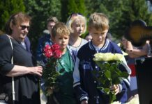 На Борисовское кладбище пришли Людмила Навальная, мама Юлии Навальной Алла Абросимова и племянники Алексея, дети Олега Навального — Остап и Степан Навальные