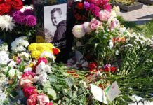 Море цветов, десятки новых плакатов и игрушек на могиле Алексея Навального через полгода после дня его смерти