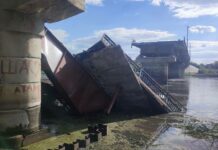 Мост через реку Сейм разрушен в результате удара. Отрезана часть Глушковского района Курской области