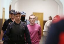 Журналист SOTAvision Артем Кригер на заседании по продлению меры пресечения. Фоторепортаж