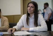 Суд арестовал на 10 суток Владислава Мазура, задержанного за пикет в поддержку Павла Дурова. На плакате активист призывал Францию не идти по стопам Владимира Путина