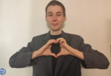 Студент Владимир Черкасов прекратил голодовку в поддержку Павла Дурова, объявленную им ранее на Площади Бастилии в Париже