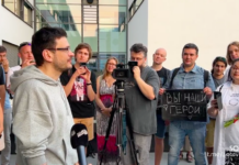 «Я по факту эмигрант, высланный из России. У меня даже документов нет», — освобожденный политик Илья Яшин после конференции вышел общаться с журналистами