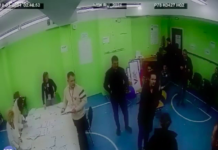 Видео нападения на наблюдателя на участке в Петербурге