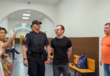 Сегодня также рассматривается дело Артема Кригера, которого обвинили в участии в экстремистском сообществе (часть 2 статьи 282.1 УК). Молодого человека завели в зал суда