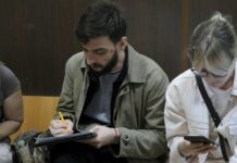 Юриста Сергея Бурякова доставили в Басманный суд Москвы. На его лице ссадины от избиения