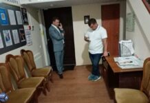 «Угрожал и удерживал в своем кабинете». Калининградский активист пожаловался, что глава администрации поселка пытался скрыть следы незаконной агитации на выборах