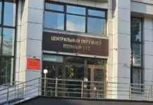 В суде Екатеринбурга прокурор предъявил обвинение трем юношам. Двое из них якобы познакомились в онлайн-игре и организовывали теракты