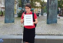 Активистка Оксана Осадчая вышла на Старый Арбат в Москве с пикетом в поддержку журналистки Марии Пономаренко