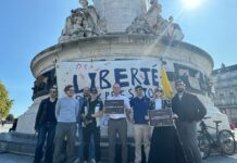 «Цензура — метод тиранов, как Путин». В Париже прошел митинг за свободу слова