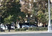 В Москве у здания Минобороны на Фрунзенской набережной задержали двух корреспондентов SOTAvision