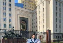 «Сиди дома и молись». На акцию жен мобилизованных у здания Минобороны пришли провокаторы