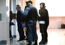 «Спасибо, что пришли!» Журналисты, обвиняемые по новому «делу ФБК», покидают здание суда под овации слушателей