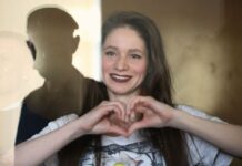 Журналисты Антонина Фаворская, Константин Габов, Артем Кригер, Сергей Карелин и их адвокаты в Нагатинском суде Москвы