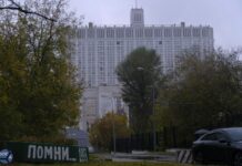 Москвичи возложили цветы к мемориалу погибшим при расстреле Белого дома