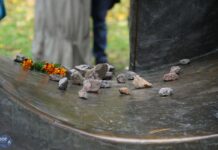 В Пушкине почтили память евреев, убитых в ходе Холокоста. Фоторепортаж с акции, которую хотели запретить