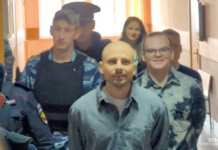 Обвиняемых в сотрудничестве с ФБК журналистов завели в зал Нагатинского суда под овации слушателей