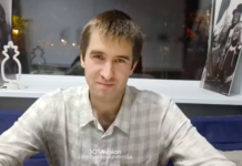 Суд в Москве признал незаконным задержание москвички Нины Нестеровой за сине-желтую ленту и радужный значок