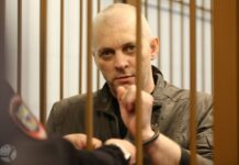 «Чем дольше они это дело расследуют, тем больше они сами на себя выходят». Мосгорсуд оставил под стражей экс-полицейского Сергея Клокова (Веделя), обвиняемого по статье о распространении военных «фейков» в частном телефонном разговоре