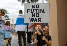 По доносу из России на антивоенную эмигрантку составили протокол об участии в «нежелательной организации»