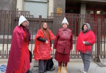 У здания Госдумы в Москве прошла акция против законопроекта «о запрете пропаганды чайлдфри»