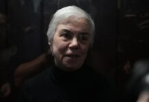 «Мама мне в свое время сказала, что я люблю детей, люблю за ними наблюдать. Я обратила на это внимание, выбрала быть педиатром — и ни разу не пожалела», — перед вынесением приговора Надежда Буянова рассказала журналистам, как оказалась в профессии