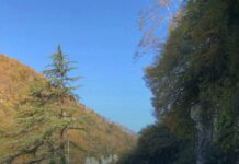 В ночь на вторник в непризнанной республике Абхазия начались массовые протесты в связи с задержанием представителей оппозиции, выступающей против инвестиционного договора с Россией