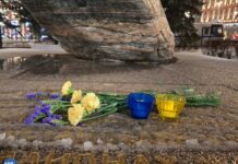 Активисты принесли цветы и свечи к Соловецкому камню в Москве в память жертв Голодомора