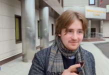 Почти всех, кто кричал «Позор!» в адрес судьи Фединой, сегодня отпустили без составления протоколов, но один все же выписали. Журналист Василий Селиверстов рассказал, из-за чего приставы обратили на него внимание после вынесения приговора Надежде Буяновой: дело было в съемке участников процесса