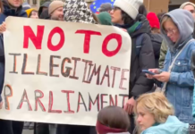 Сегодня пройдет первое заседание нового парламента Грузии. Митингующие провели всю ночь в палатках в центре Тбилиси