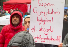 Новый грузинский парламент признал полномочия всех 150 депутатов, несмотря на протесты под стенами здания