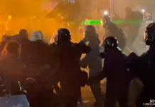 В ответ на разгон протестующие запустили в силовиков фейерверки