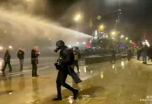 Силовики отогнали протестующих от здания грузинского парламента с помощью водометов и газа