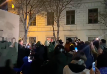 Митинг в Грузии продолжается, на улицах остаются тысячи людей