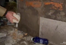 Участники протестов отбивают каменную облицовку на зданиях по Руставели, чтобы бросать обломки плитки в полицейских